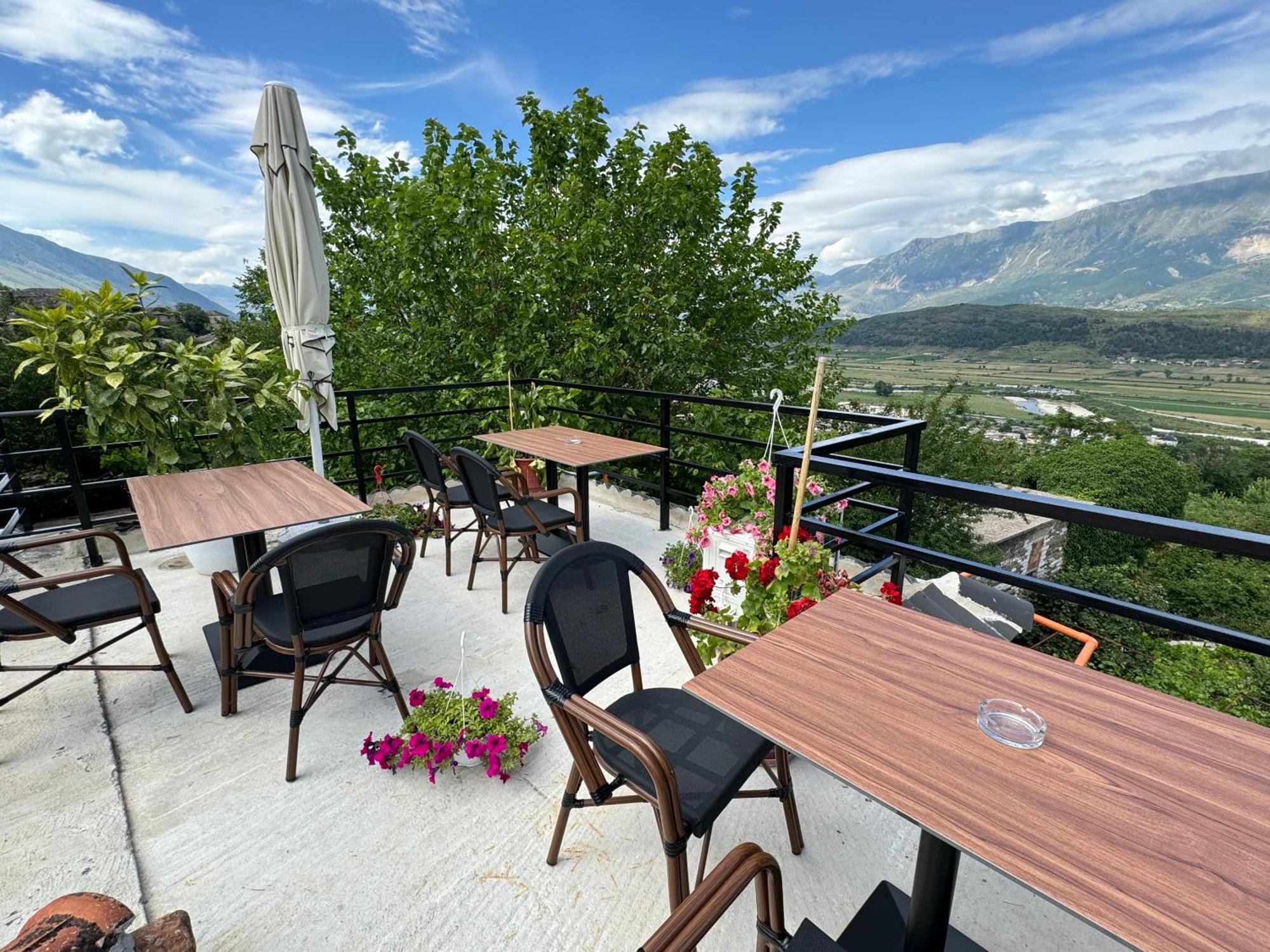 Guva Guest House Гірокастра Екстер'єр фото